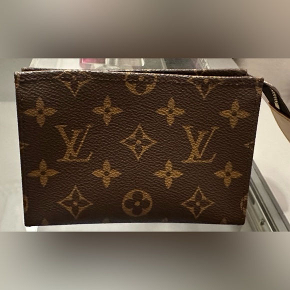 🤎💓Gorgeous Like New Louis Vuitton Toiletry 15 🤎💓 - Picture 1 of 16